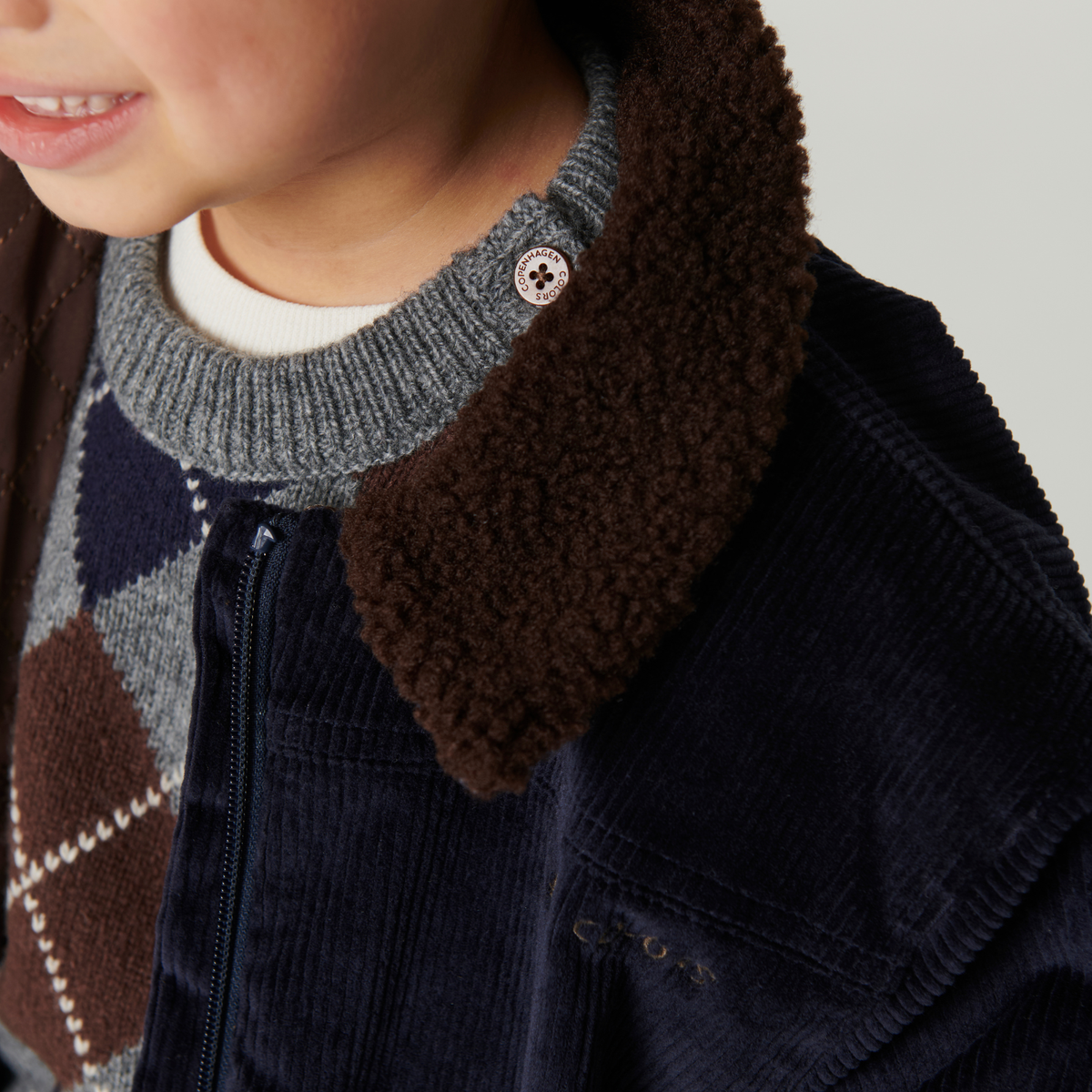 Gebreide trui met ruitpatroon - Argyle Sweater - Lamswol - Copenhagen Colors - kind close up met jas