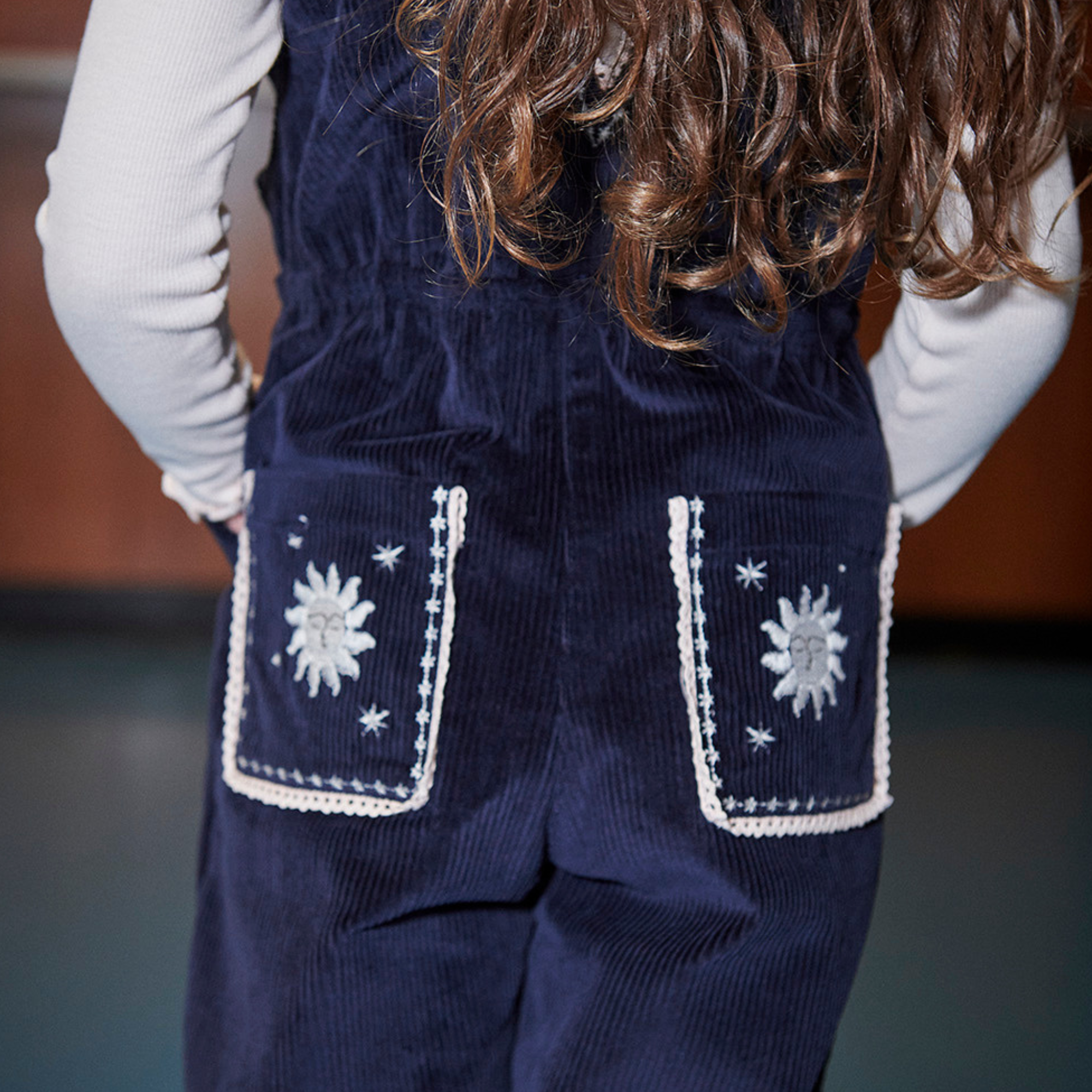 Tuinbroek corduroy - Embroidered Dungarees - Navy - Biologisch katoen - Copenhagen Colors = close up broekzakken