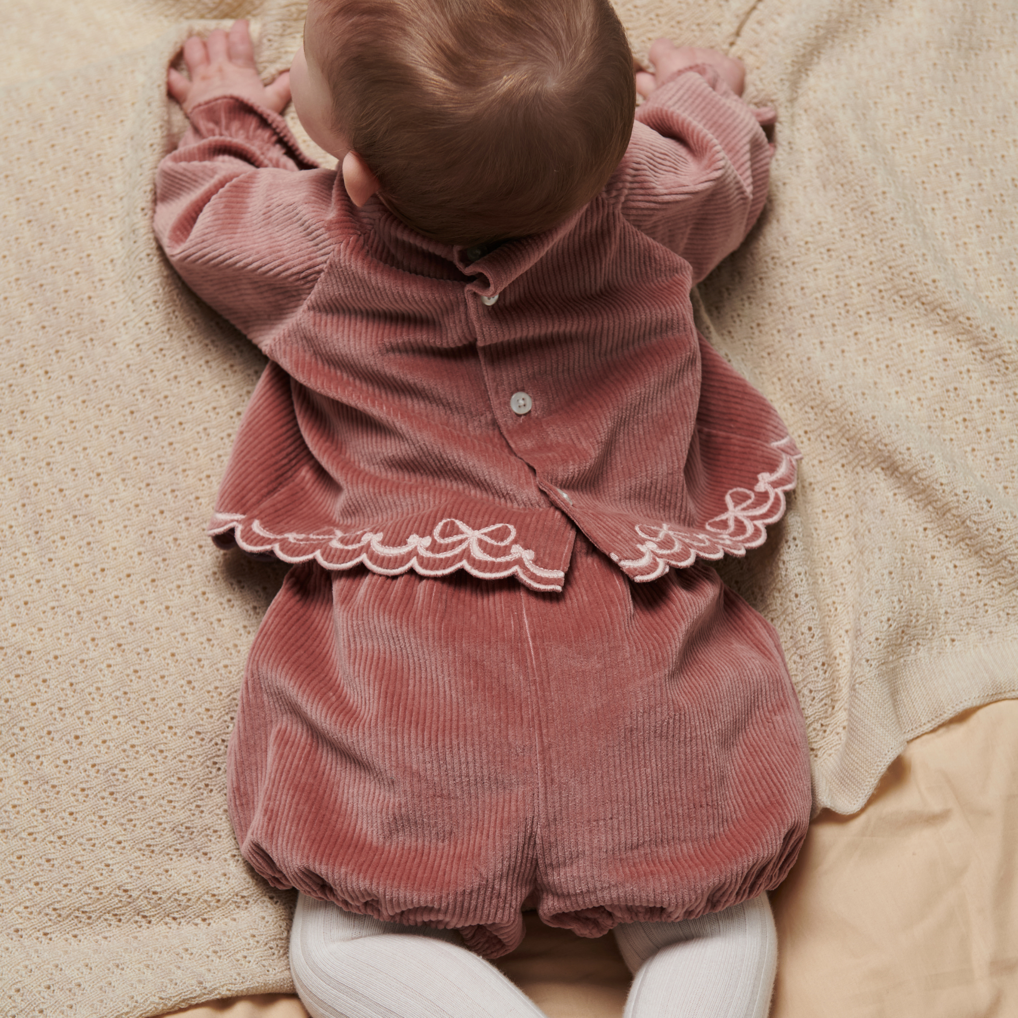 Corduroy baby set met borduursel - Winter Rose - Biologisch katoen - Copenhagen Colors - baby op de buik
