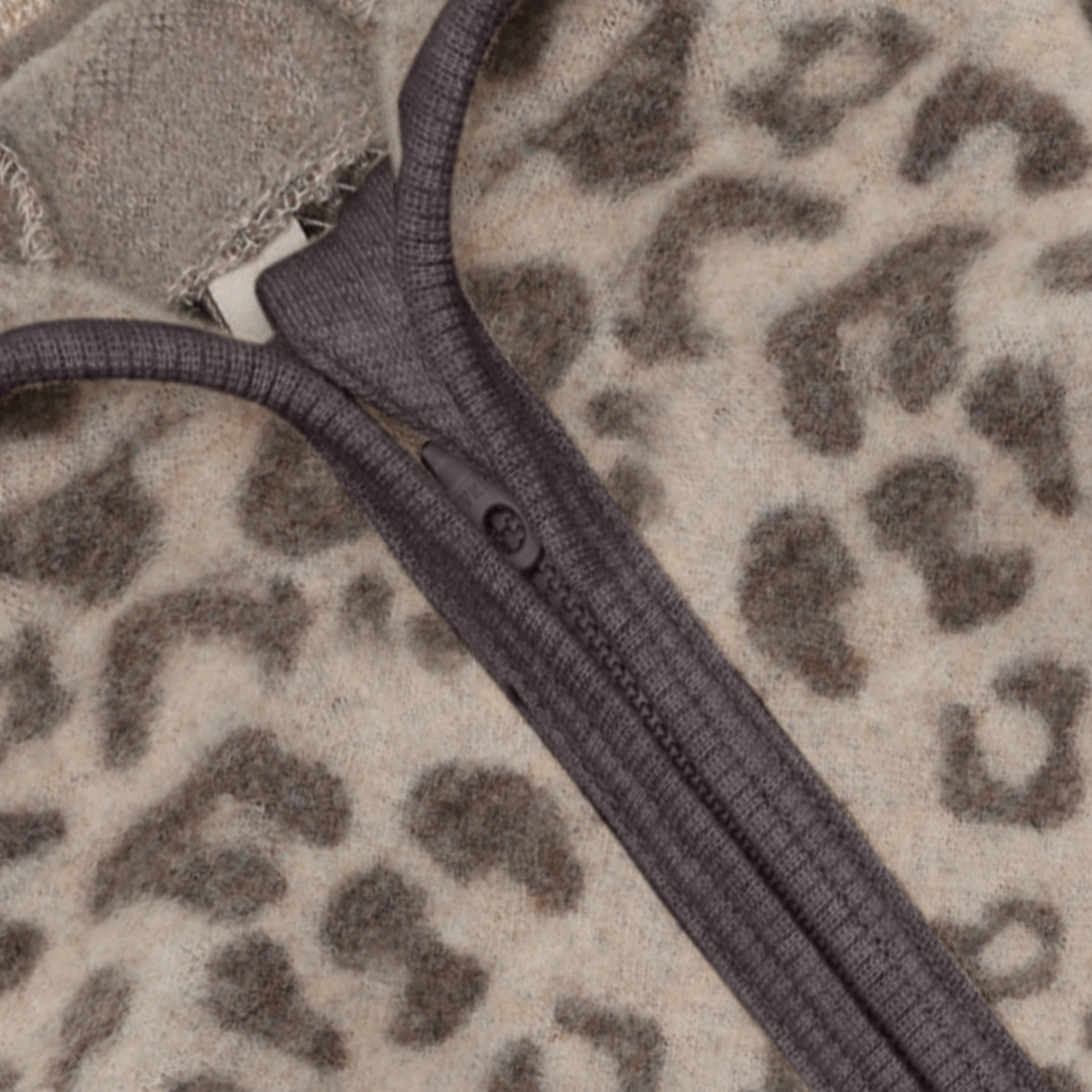 Buitenpak van merino wol fleece - Camel Melange panterprint - HUTTEliHUT