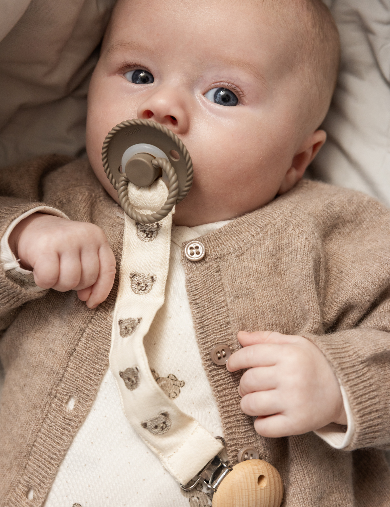 Speenkoord Alo met geborduurde teddyberen - Teddybears Embroidery - MarMar Copenhagen - productfoto - afbeelding 3