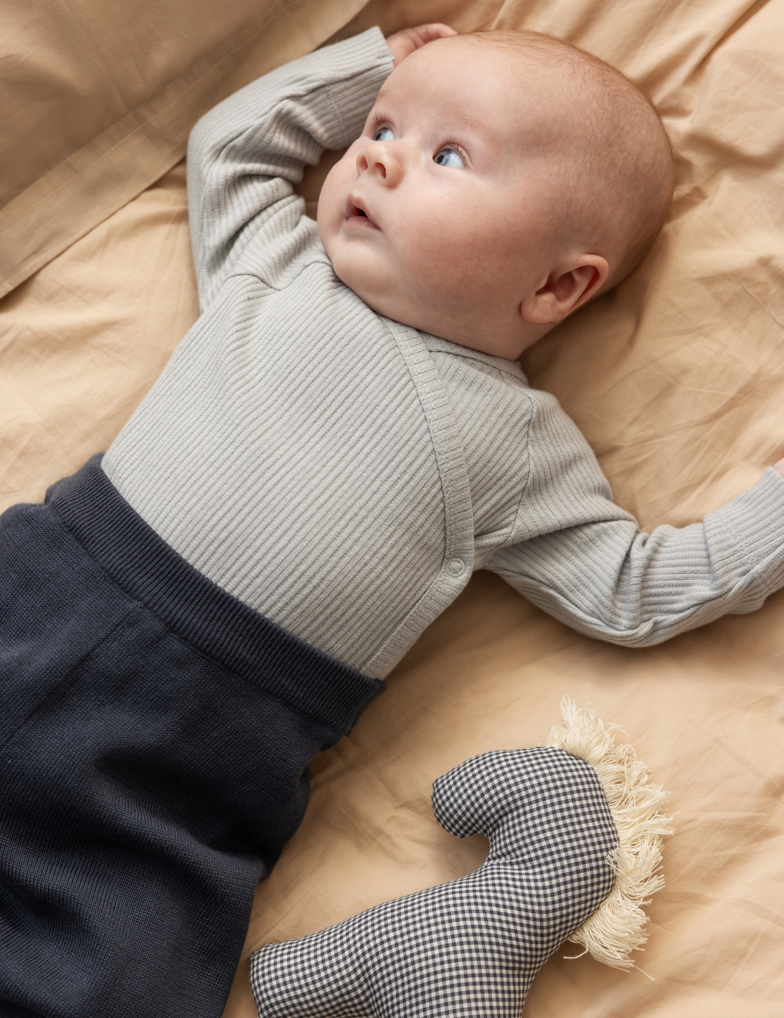 Knuffelrammelaar Little Horse - Biologisch katoen - Blue Check - MarMar Copenhagen - productfoto - afbeelding 5