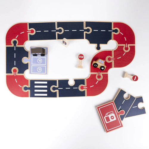 Auto's op de Weg – Egmont Toys : vue de dessus du circuit de jeu avec petites voitures et accessoires en bois.