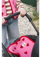 Alwero x Salty Stitch – Wieg-/Kinderwagenonderlegger – Bubble Gum Heart – 100% Merinowol