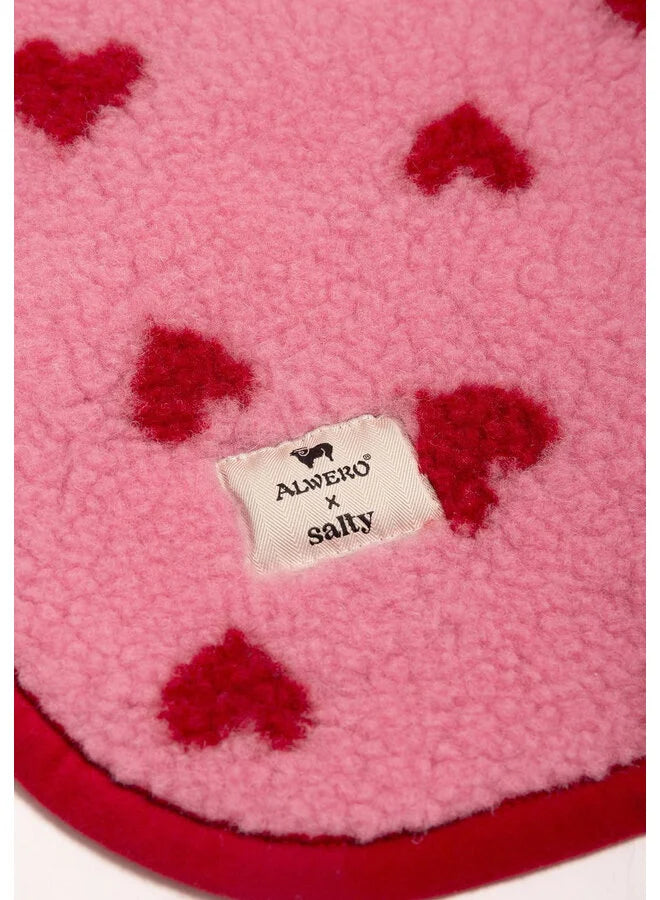 Alwero x Salty Stitch – Wieg-/Kinderwagenonderlegger – Bubble Gum Heart – 100% Merinowol