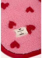 Alwero x Salty Stitch – Wieg-/Kinderwagenonderlegger – Bubble Gum Heart – 100% Merinowol
