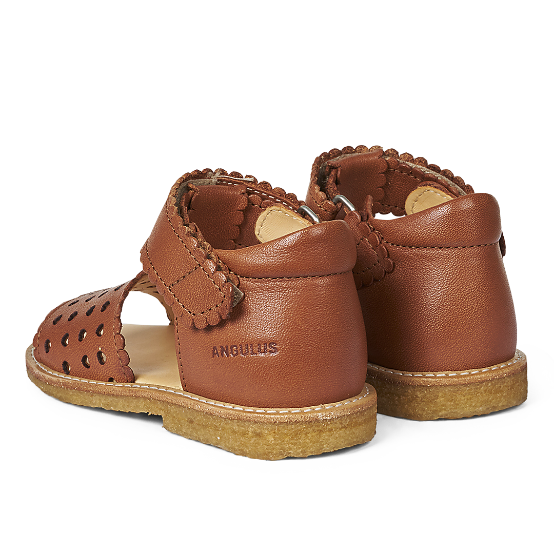 Angulus - Open teen sandaal met mini-hartjes en klittenband - Cognac - 100% Chroomvrij Leer - achteraanzicht