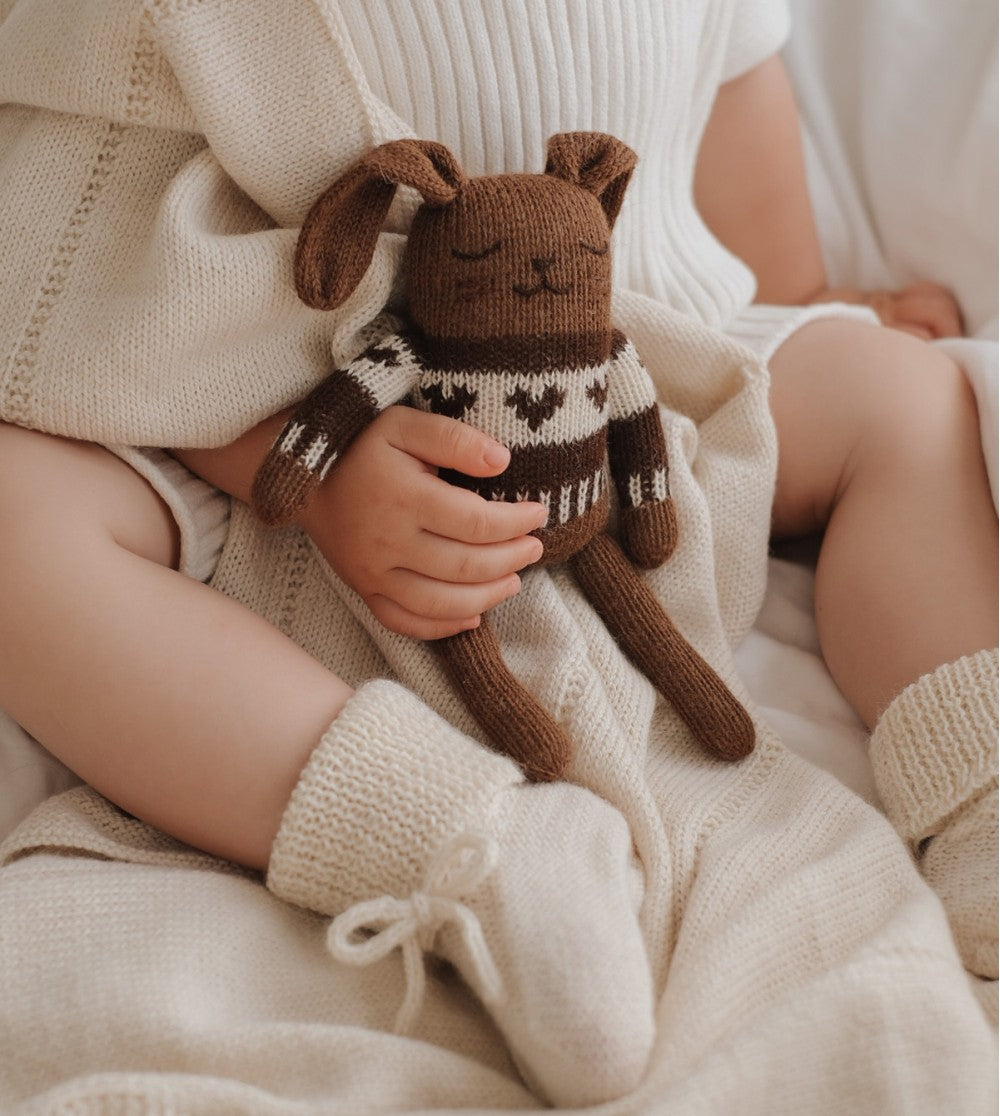 Gestricktes Kaninchenkuscheltier Felix Jacquard-Pullover – 100 % Baby-Alpaka – Main Sauvage