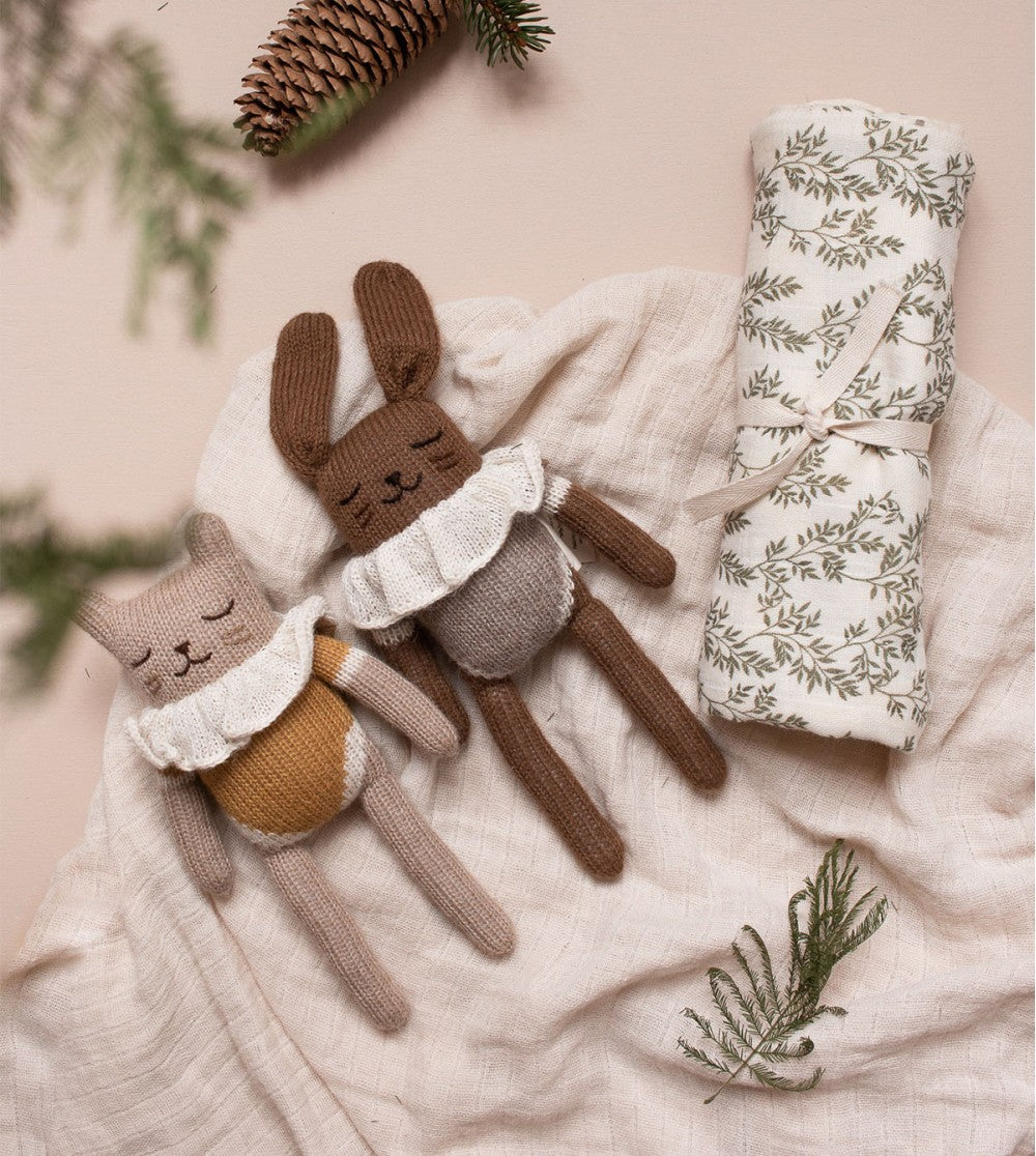 Gebreide konijnenknuffel Oat Bodysuit – 100% baby alpaca – Main Sauvage
