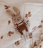 Gebreid knuffel konijntje - Rainbow sweater - Alpaca wol - Main Sauvage - productfoto - afbeelding 3