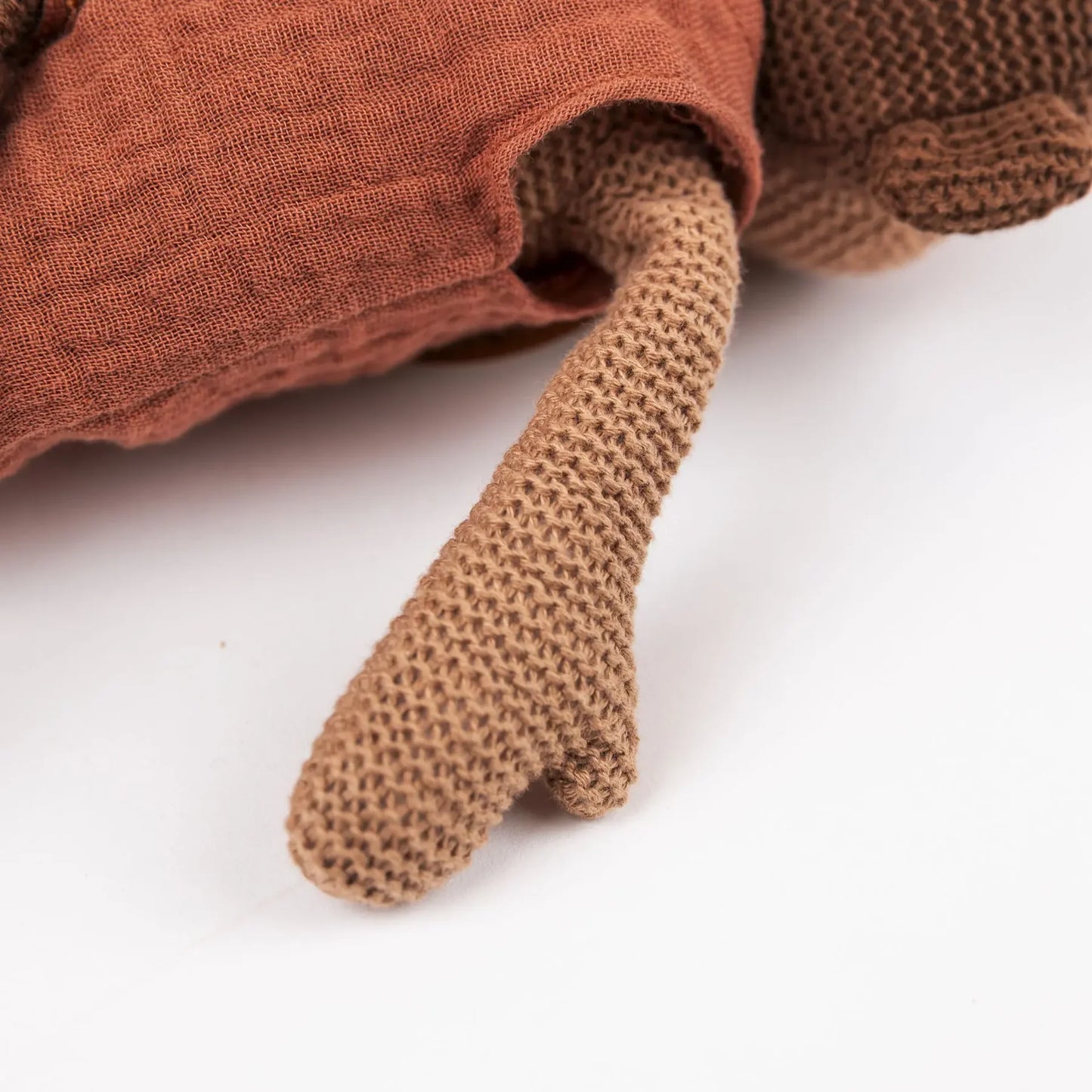 Paulo de gebreide aap - katoenen knuffel met rammelaar - Egmont Toys close up arm