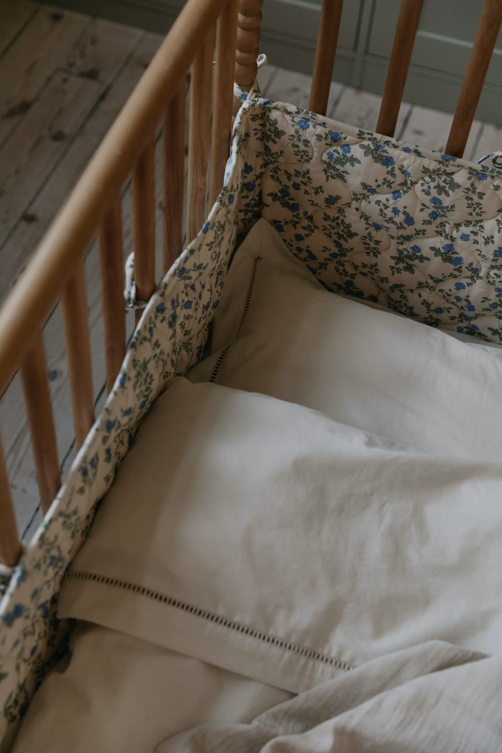 Gewatteerde ledikantbumper Dainty - Biologisch katoensatijn - 60 x 120 cm - Garbo&Friends - productfoto - afbeelding 2