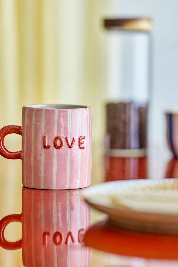 Cherish Mug Rose – Bloomingville: rosa Tasse auf einem Tisch mit dem Schriftzug Love.