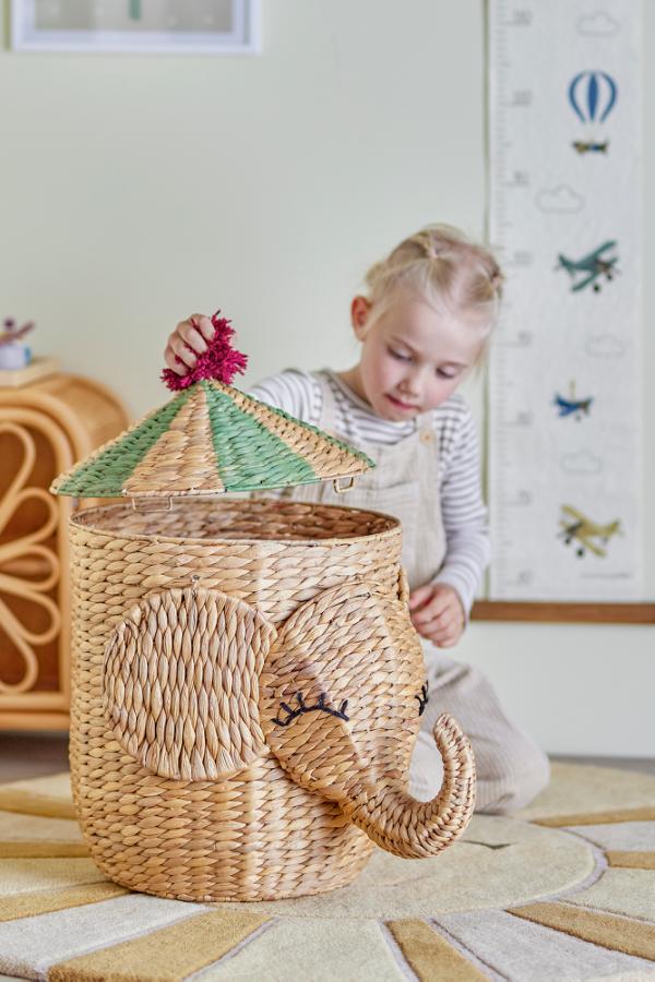 Bobo Basket Nature – Panier de rangement éléphant avec couvercle – Bloomingville MINI : enfant avec le panier éléphant sur le sol.