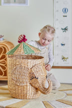 Bobo Basket Nature – Panier de rangement éléphant avec couvercle – Bloomingville MINI : enfant avec le panier éléphant sur le sol.