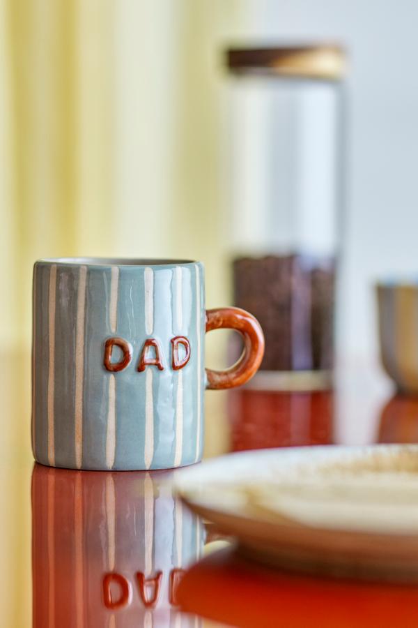 Cherish Mug Blue – Handbemalte Keramiktasse mit Dad – Bloomingville: blaue Tasse auf einem Tisch mit dem Schriftzug Dad.