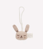 Hangrammelaar Bunny Sand – 100% baby alpaca – Main Sauvage