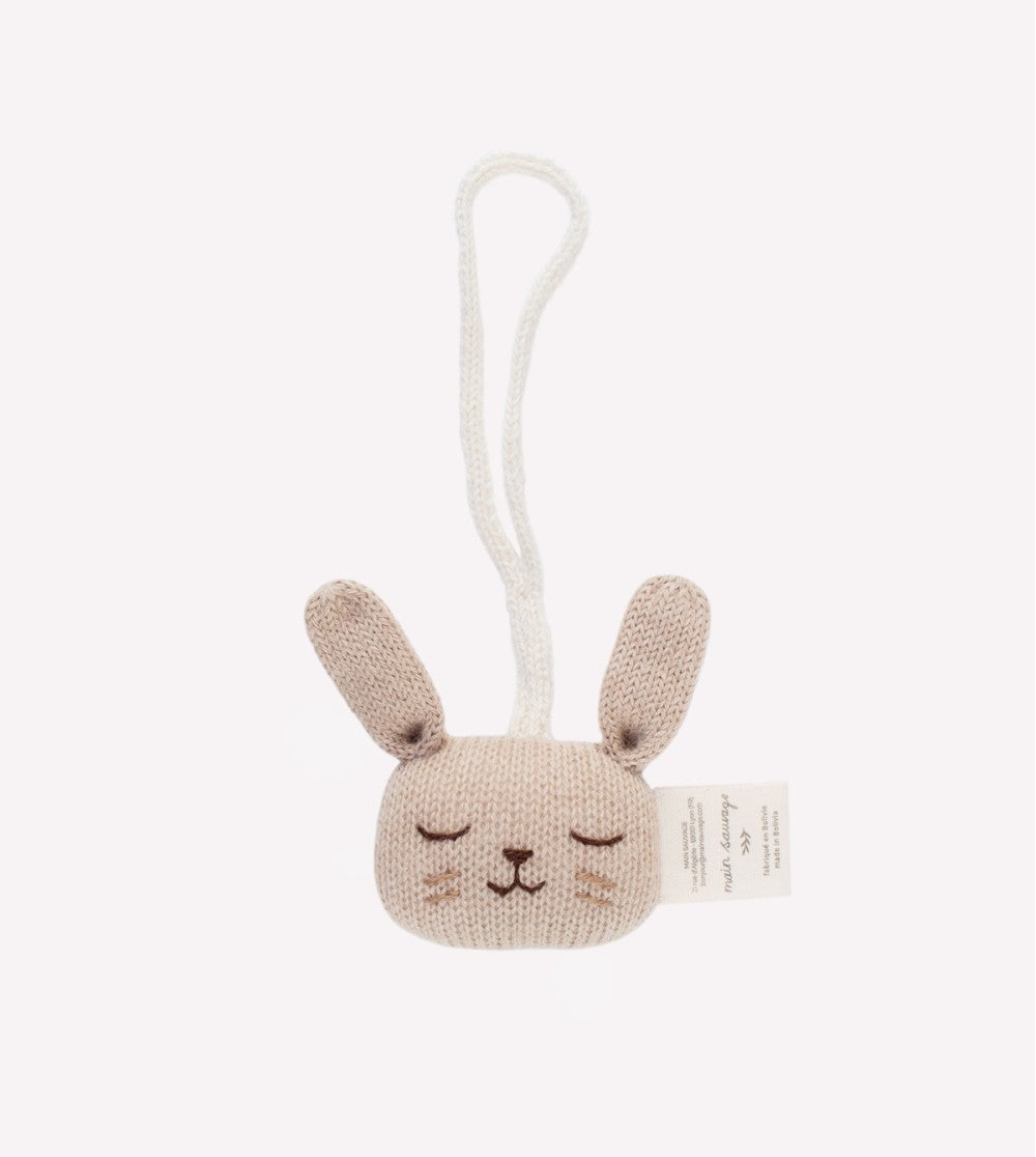 Hangrammelaar Bunny Sand – 100% baby alpaca – Main Sauvage