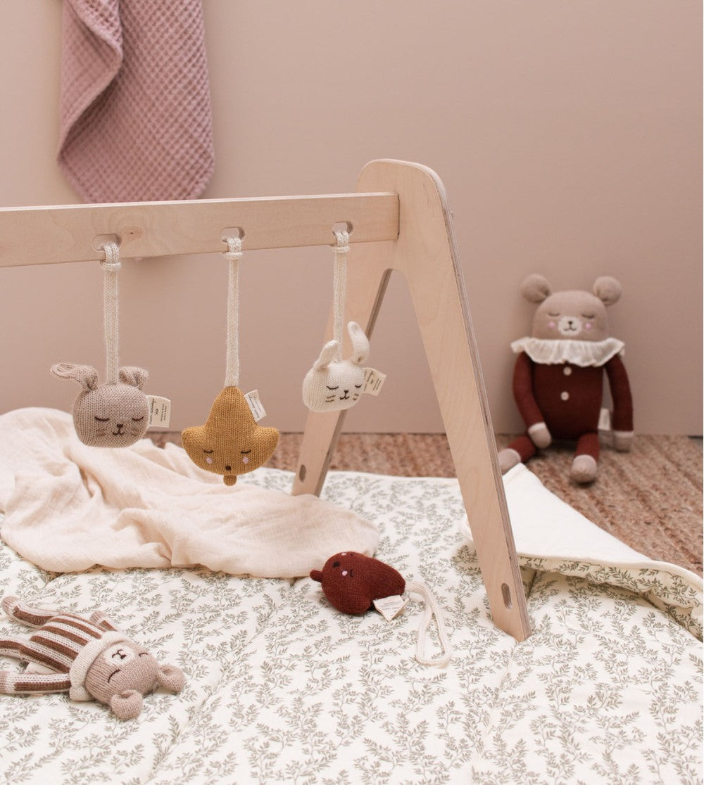 Hangrammelaar Bunny Sand – 100% baby alpaca – Main Sauvage