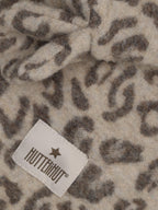 Balaclava met oortjes - Merino wol fleece - Jacquard/panterprint - Camel Melange - HUTTEliHUT close up