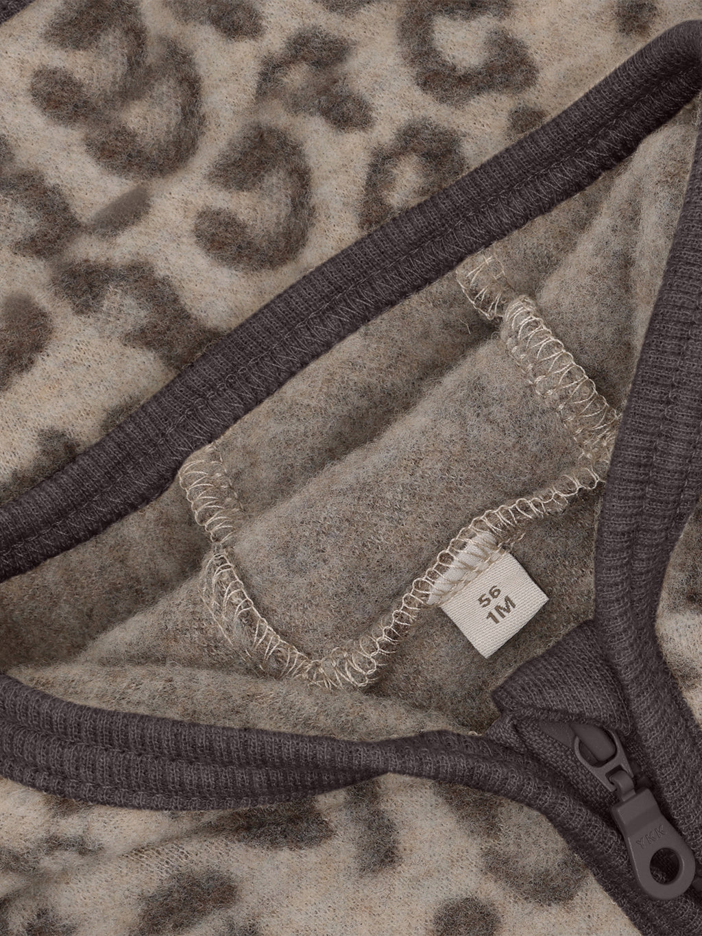 Jasje van merino wool fleece - Jacquard/Panterprint - Camel Melange - 100% wol - HUTTEliHUT close up