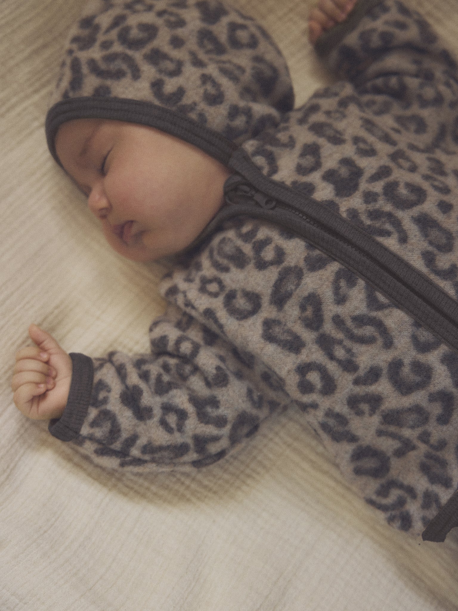 Jasje van merino wool fleece - Jacquard/Panterprint - Camel Melange - 100% wol - HUTTEliHUT baby