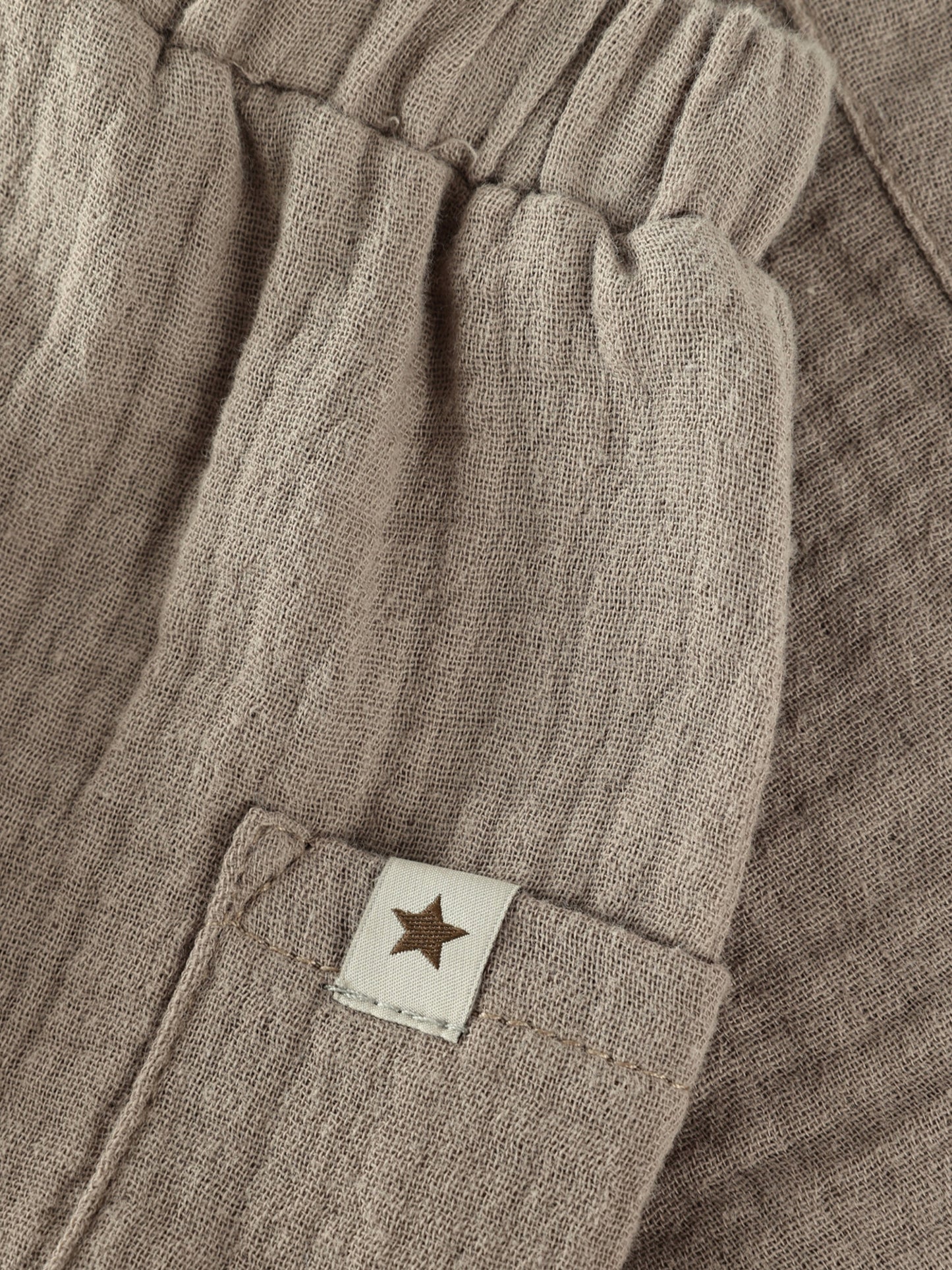 Baby broekje - Biologisch katoen/Mousseline - Bruin/Moon Rock - Huttelihut close up