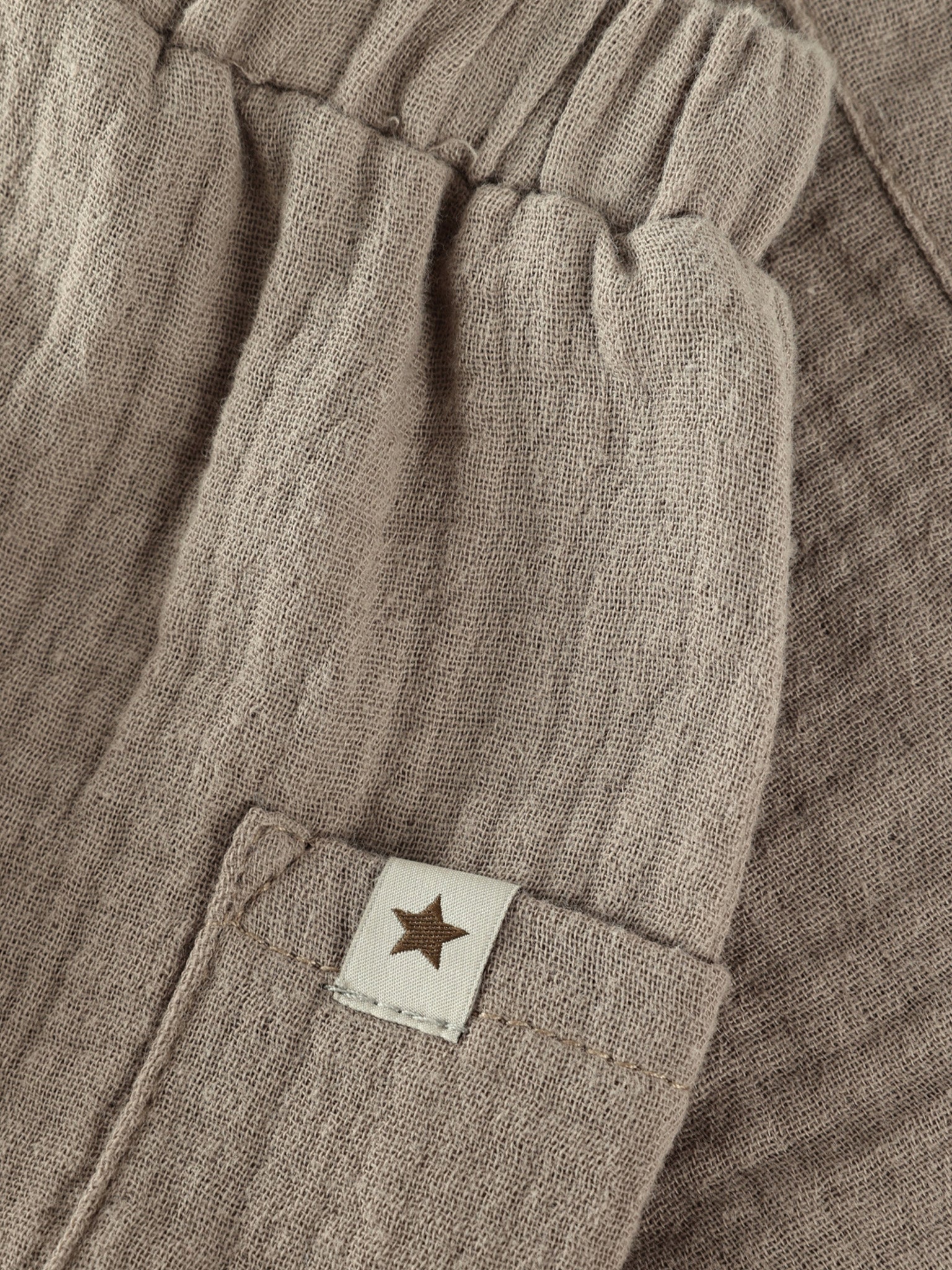 Baby broekje - Biologisch katoen/Mousseline - Bruin/Moon Rock - Huttelihut close up