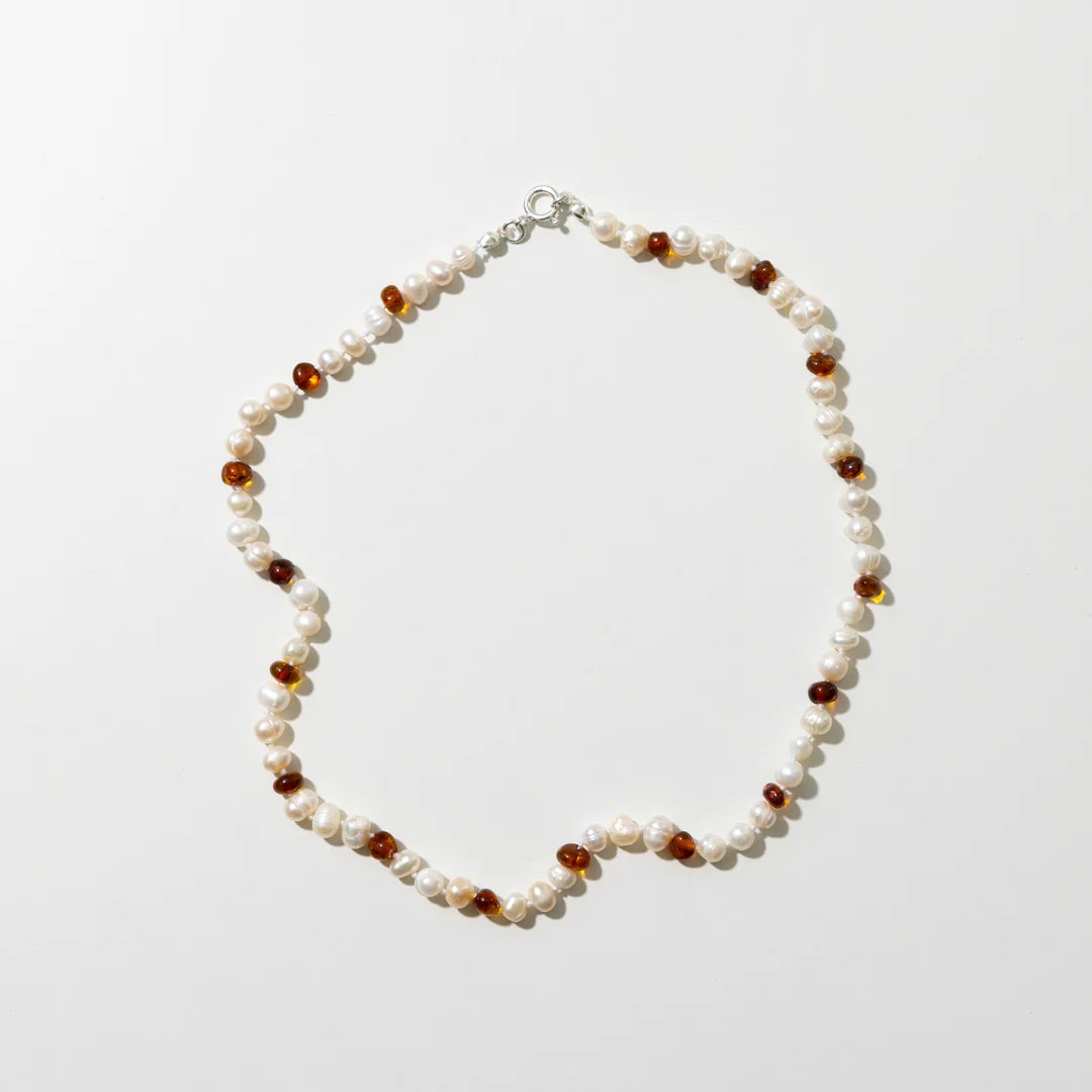 Pearly Caramel Adult Necklace – Damenkette mit Süßwasserperlen und karamellfarbenem Bernstein – Nirrimis