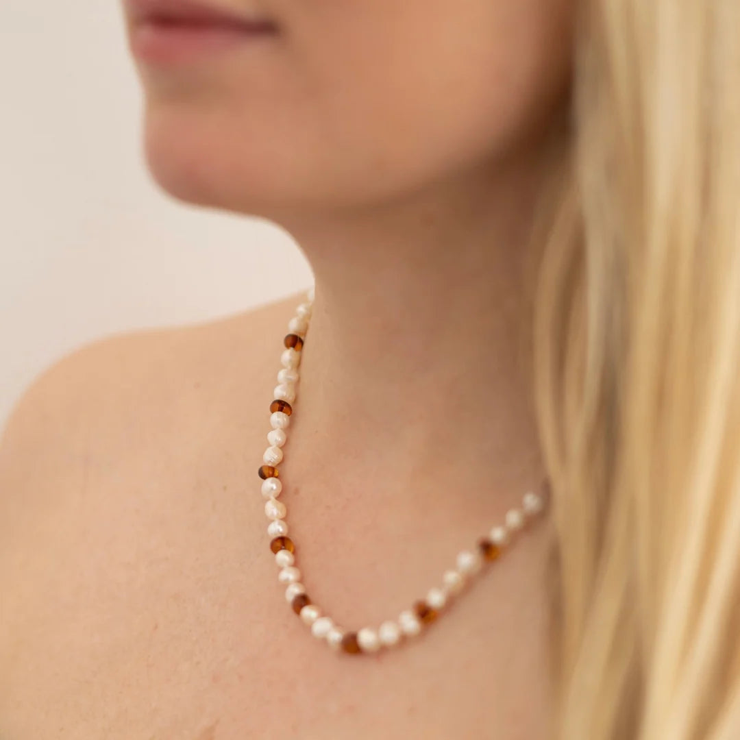Pearly Caramel Adult Necklace – Damenkette mit Süßwasserperlen und karamellfarbenem Bernstein – Nirrimis