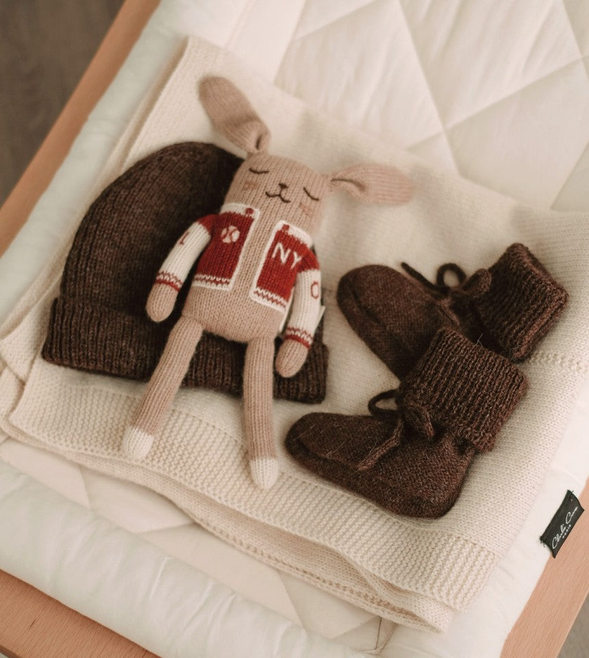 Gebreide babyslofjes Dark Mocha – 100% baby alpaca – Main Sauvage