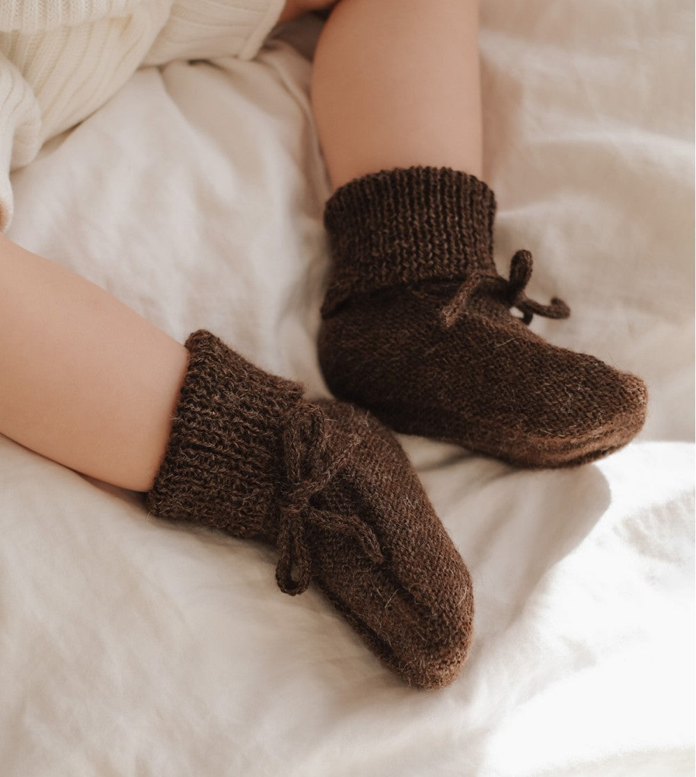 Gebreide babyslofjes Dark Mocha – 100% baby alpaca – Main Sauvage