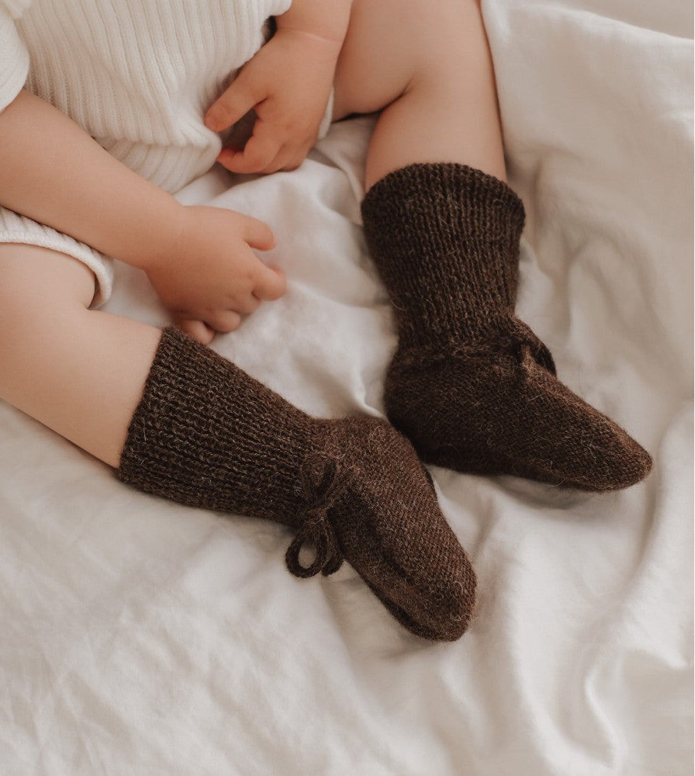 Gebreide babyslofjes Dark Mocha – 100% baby alpaca – Main Sauvage