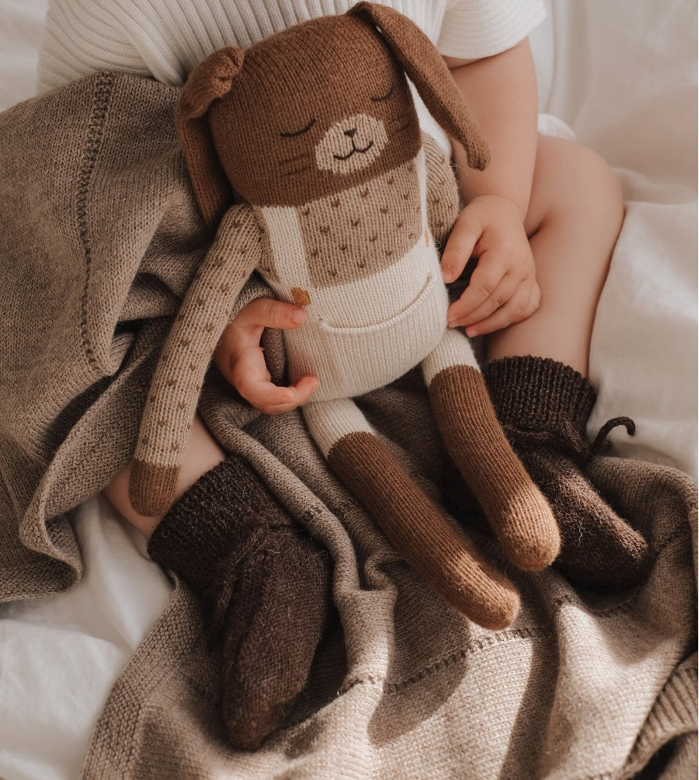 Gebreide babyslofjes Dark Mocha – 100% baby alpaca – Main Sauvage