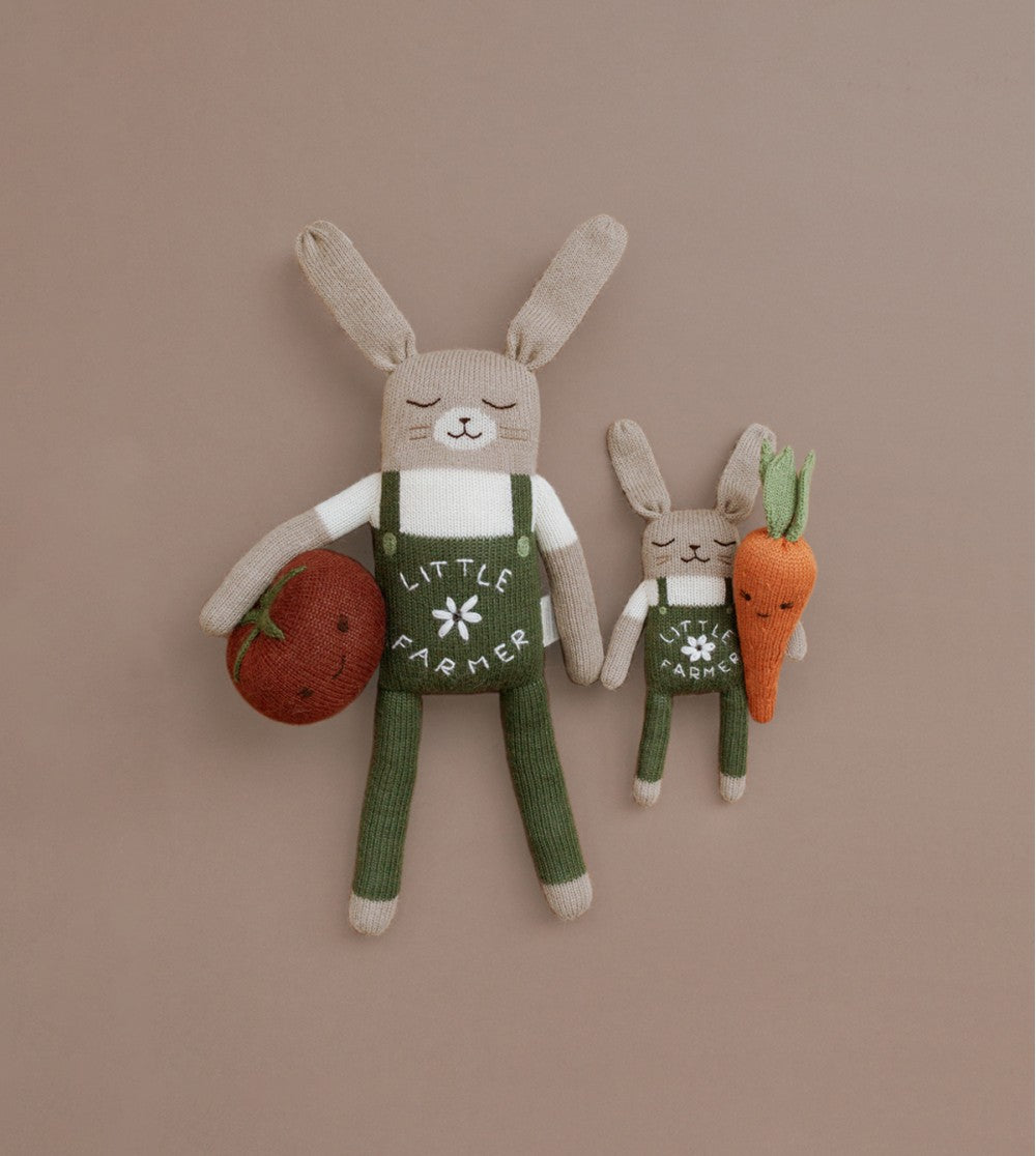Grote konijnenknuffel Elliot Little Farmer – 100% baby alpaca – Main Sauvage