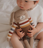 Grote konijnenknuffel Romy Rainbow Sweater – 100% baby alpaca – Main Sauvage
