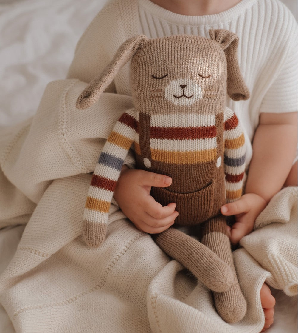 Grote konijnenknuffel Romy Rainbow Sweater – 100% baby alpaca – Main Sauvage