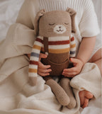 Grote konijnenknuffel Romy Rainbow Sweater – 100% baby alpaca – Main Sauvage