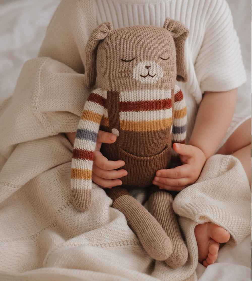 Grote konijnenknuffel Romy Rainbow Sweater – 100% baby alpaca – Main Sauvage