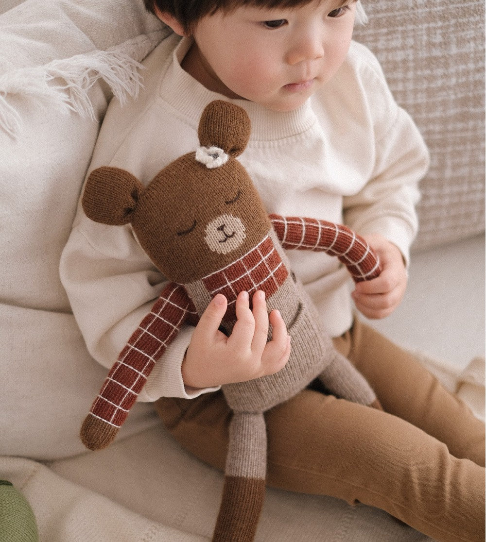 Großer Kuschelbär Milo Sienna Plaid – 100 % Baby-Alpaka – Main Sauvage