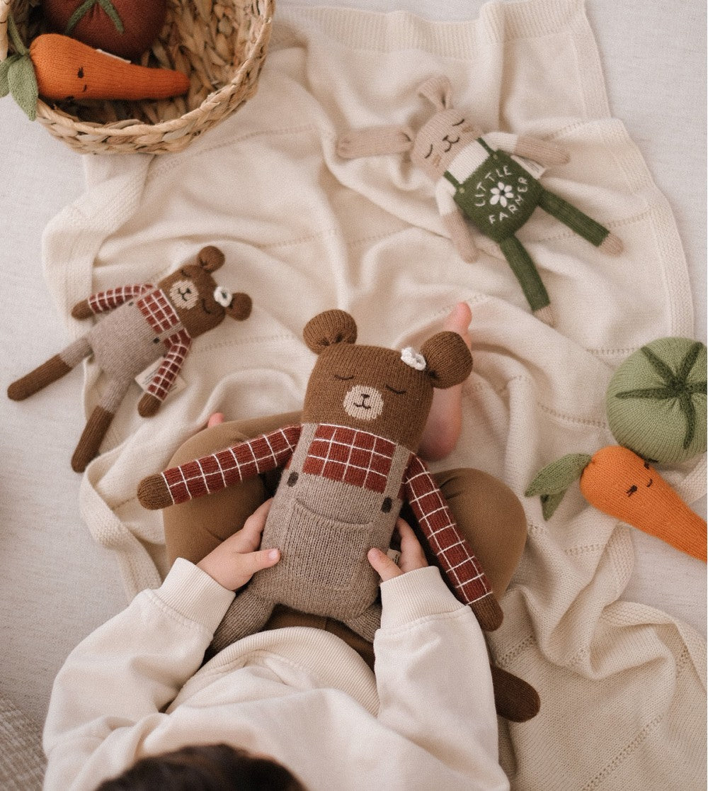 Großer Kuschelbär Milo Sienna Plaid – 100 % Baby-Alpaka – Main Sauvage