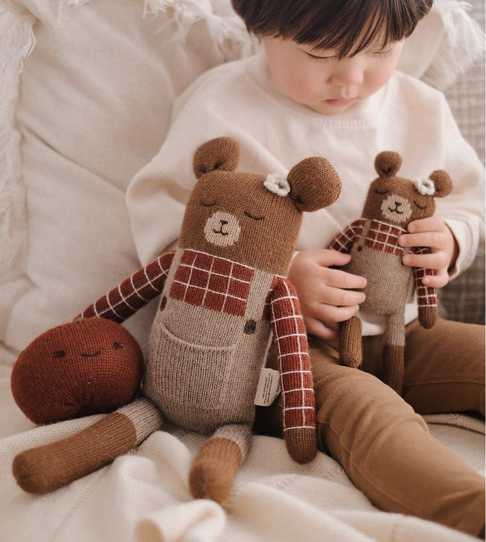 Großer Kuschelbär Milo Sienna Plaid – 100 % Baby-Alpaka – Main Sauvage