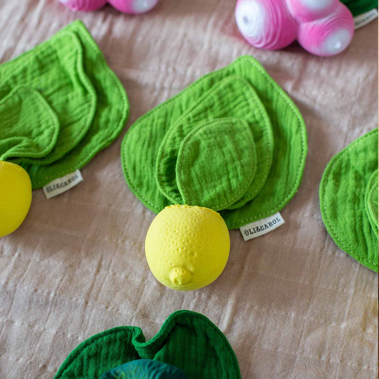 Mini knuffeldoekje & bijtring Lou the Lemon - Natuurrubber & mousseline - Oli & Carol - productfoto - afbeelding 7