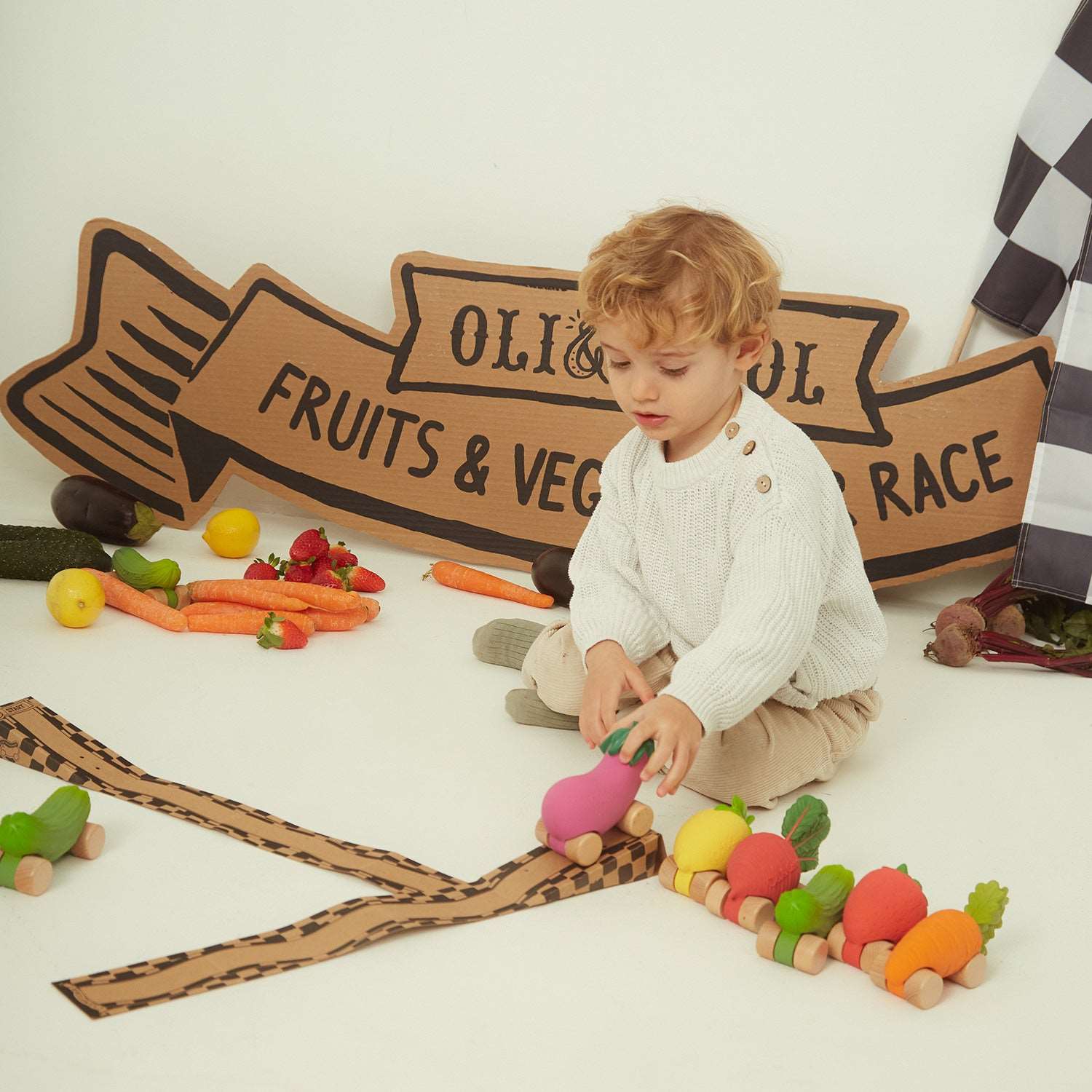 Speelgoedauto Lou the Lemon met garage & racebaan - 0+ jaar - Natuurrubber & FSC-hout - Oli & Carol - productfoto - afbeelding 4
