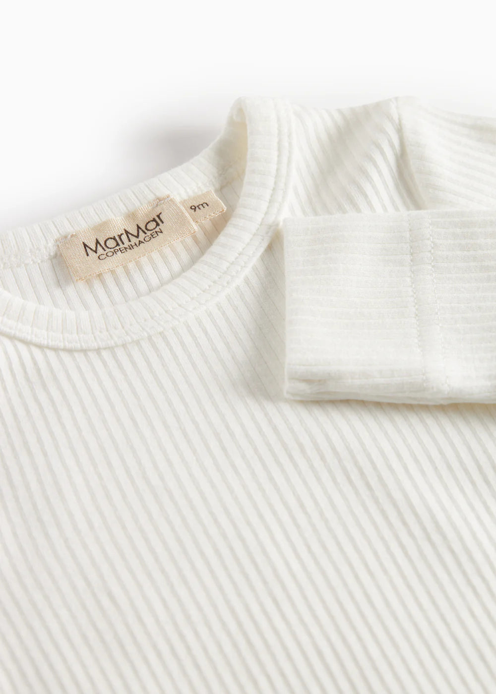 MarMar Copenhagen Plain Body Modal Long Sleeve  Zacht Baby Romper met Lange Mouwen TENCEL™ Modal & Biologisch Katoen  close up bovenkant gentle white