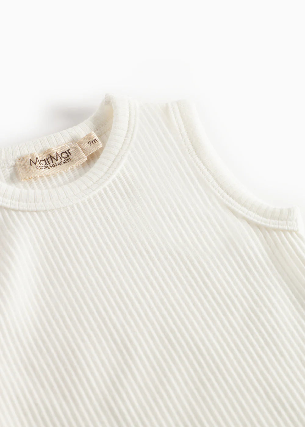 MarMar Copenhagen Rula Modal Sleeveless Romper  Ribbed Mouwloze Baby Romper TENCEL™ Modal en Biologisch Katoen close up bovenant gentle white