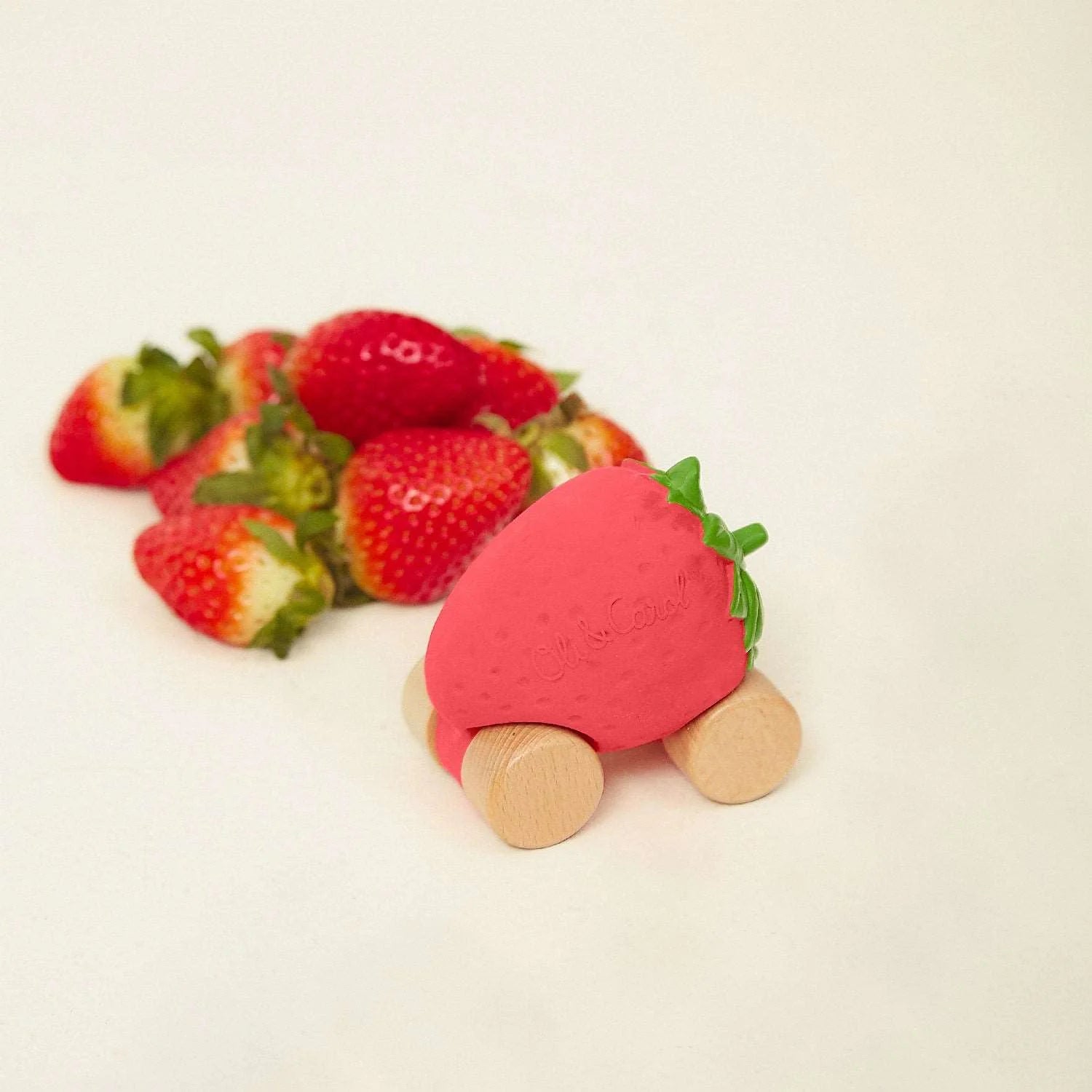 Speelgoedauto Sweetie the Strawberry met garage & racebaan - 0+ jaar - Natuurrubber & FSC-hout - Oli & Carol - productfoto - afbeelding 3