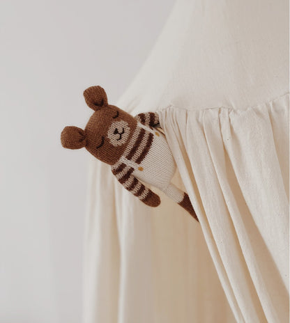 Knitted cuddly bear/teddy - Ecru overalls - Alpaca wool - Main Sauvage
