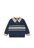 Wollen polo Basi – Dark Blue Stripe – Konges Sløjd: donkerblauwe wollen polo met lichte kraag en strepen, vooraanzicht.