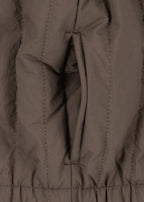Thermojacke Juno Bomber – Walnut – Konges Sløjd: Detail der Innenseite und der Aufhängeschlaufe der Jacke.